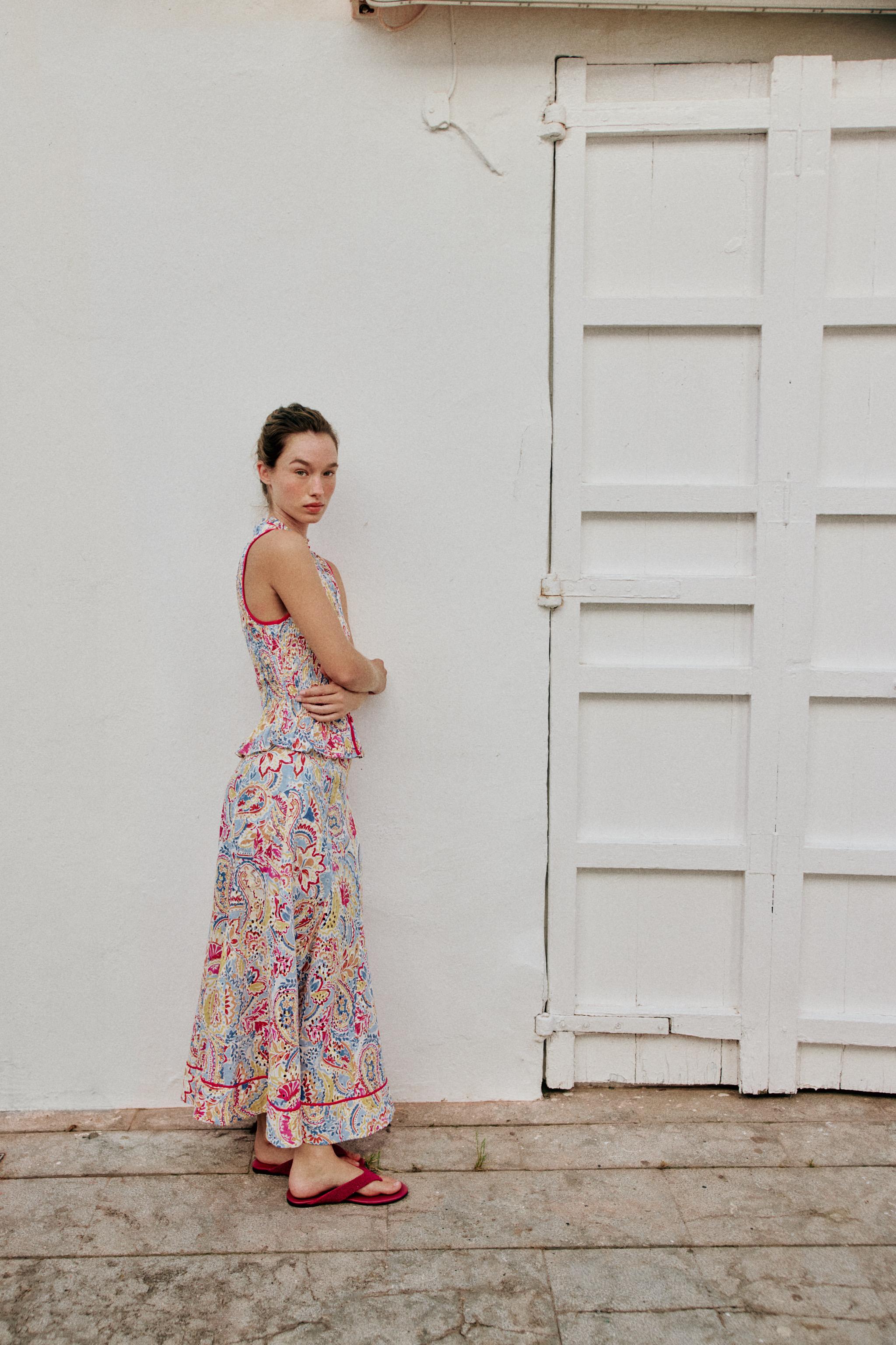 JUPE MI-LONGUE IMPRIMÉE À BRODERIES PERFORÉES